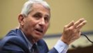 فاوتشي: ارتداء الكمامات بأمريكا قد يستمر في 2022