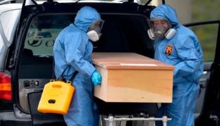 نقل جثمان أحد المتوفين بكورونا في أمريكا- أرشيفية