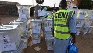 صناديق الاقتراع بعد انتهاء التصويت في الجولة الأولى