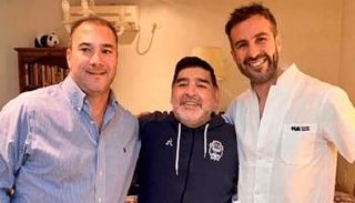 دييجو أرماندو مارادونا مع طبيبيه