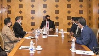 جانب من لقاء رئيس المجلس الرئاسي المنفي بجمعية الهلال الأحمر