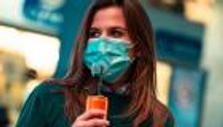 "بوتين" يبتكر "الحيلة الآمنة" ضد كورونا.. كمامة خاصة للمشروبات