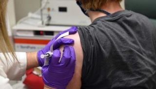 يجب الحصول على لقاح كورونا بجرعتيه لمواجهة الفيروس