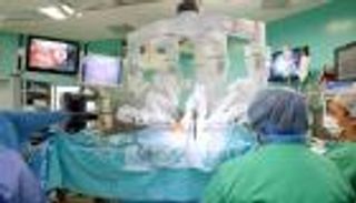 لأول مرة.. "روبوت" يستأصل ورما خبيثا من مريضة مستيقظة