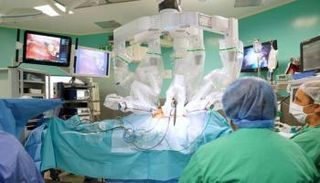 الروبوت دافنشي أثناء إجرائه العملية الجراحية