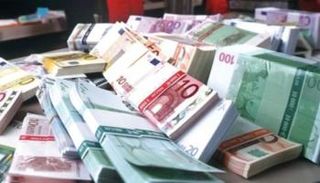 عملات أجنبية في أحد المصارف الليبية (أرشيفية)