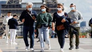 أشخاص يرتدون كمامات للوقاية من كورونا في فرنسا