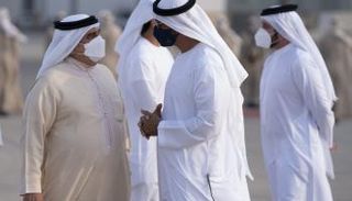 العاهل البحريني والشيخ محمد بن زايد آل نهيان خلال لقاء سابق