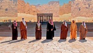 الصورة التذكارية التي التقطت في القمة الخليجية بالعلا