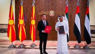 الشيخ عبدالله بن زايد آل نهيان ووزير خارجية شمال مقدونيا بعد توقيع الاتفاق