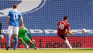 فيرنانديز يسجل هدف الفوز على برايتون بركلة جزاء