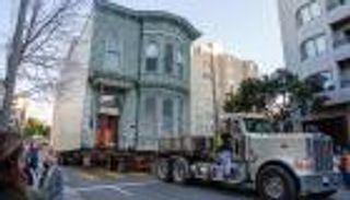 عمره 139 عاما.. نقل منزل من شارع إلى آخر بـ400 ألف دولار