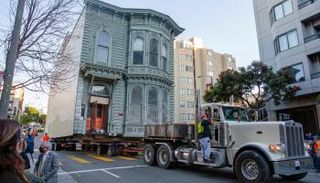 جانب من عملية نقل المنزل