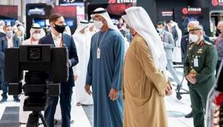 الشيخ محمد بن زايد آل نهيان خلال جولة سابقة بمعرض