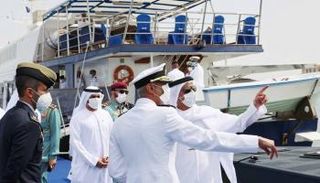 الشيخ سيف بن زايد آل نهيان خلال جولته بمعرض الدفاع البحري