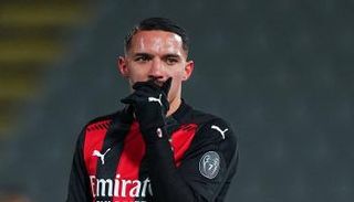 إسماعيل بن ناصر لاعب وسط ميلان