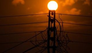 الرجل ظهر معلقاً على علو 10 أمتار في الهواء