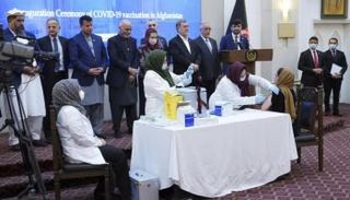  الصحفية أنيسة شاهد تتلقى لقاح كورونا