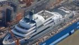 صور.. يخت مالك تشيلسي.. 8 طوابق ومهبط هليكوبتر والأقوى عالميا