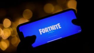 شاشة الدخول إلى لعبة الفيديو "فورتنايت" عبر هاتف ذكي 