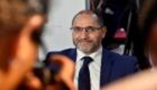 "حرباء السياسة".. جزائريون يسخرون من تناقض الإخوان