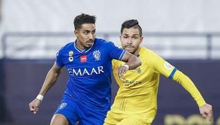 بيتروس لاعب النصر وسالم الدوسري لاعب الهلال