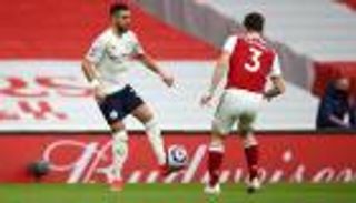 بعد عامين ضائعين.. كيف طعن رياض محرز من أراد إنقاذه؟