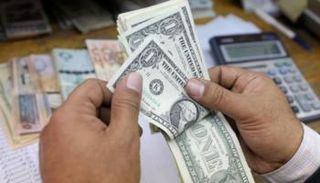 موظف بأحد مصارف ليبيا - أرشيفية