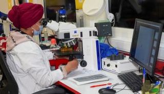 متخصصة مغربية في معمل تابع لشركة "إس.إي.آر.إم.بي" بالدار البيضاء