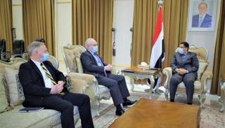 جانب من لقاء أحمد بن مبارك والمبعوث الأمريكي لليمن