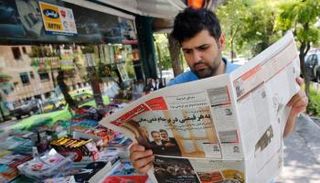 شاب إيراني يقرأ صحيفة في العاصمة طهران 