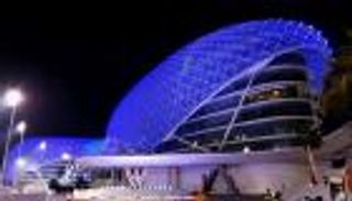 صور.. جزيرة ياس الإماراتية تتزين بالأزرق احتفاء بالعيد الوطني الكويتي