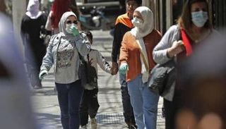 سيدتان تسيران في بيروت