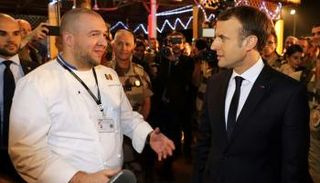 الطاهي غيوم جوميز مع الرئيس الفرنسي إيمانويل ماكرون خلال زيارة رئاسية إلى مالي