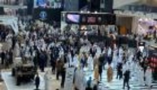 مدير عام شرطة أبوظبي يطلع على أحدث معروضات "آيدكس 2021"