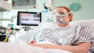 مريضة بكورونا تتلقى العلاج في المستشفى- أرشيفية