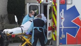 نقل جثمان أحد المتوفين بكورونا- أرشيفية