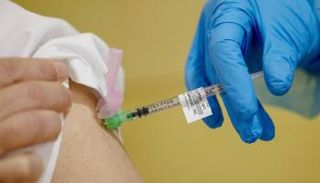 شخص يتلقى جرعة من لقاح كورونا