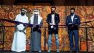 نهيان بن مبارك يزيح الستار عن أكبر لوحة فنية على القماش بالعالم
