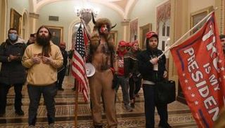 لقطة أرشيفية لبعض الأشخاص الذين اقتحموا الكونجرس