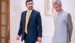 الشيخ عبدالله بن زايد برفقة نظيره الهندي في لقاء سابق - أرشيفية