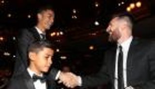 ميسي أم رونالدو؟.. إجابة غريبة من مدافع مانشستر يونايتد