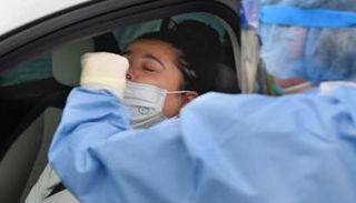 سيدة تخضع لاختبار فيروس كورونا- أرشيفية