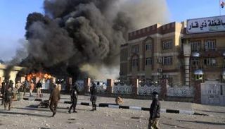 دخان متصاعد من مبنى محافظة ذي قار بعد إضرام النيران فيه