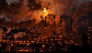 الدخان يتصاعد فوق منشأة نفطية في كندا