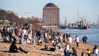 الألمان يريدون العودة للحياة الطبيعية بأسرع وقت ممكن