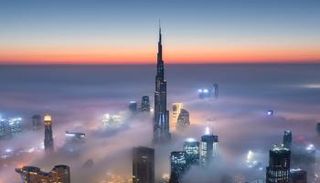 دبي تعانق السحاب