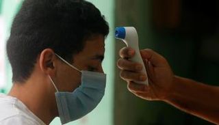 قياس درجة الحرارة لطالب مصري