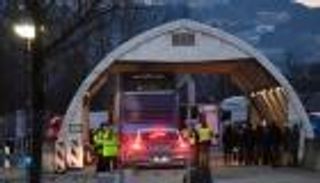 بالفيديو.. عامل يهرب من قيود كورونا على حدود ألمانيا