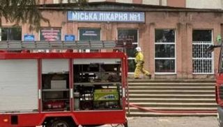 سيارات الإطفاء أمام المستشفى الذي شهد الانفجار